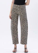 Load image into Gallery viewer, Vervet Leopard Barrel Jeans
